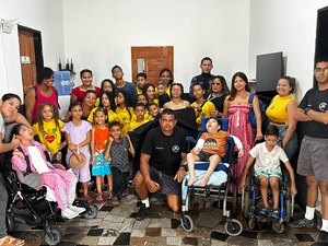 Canil da PM recebe visita de crianças com microcefalia e TEA assistidas por associação em Maceió