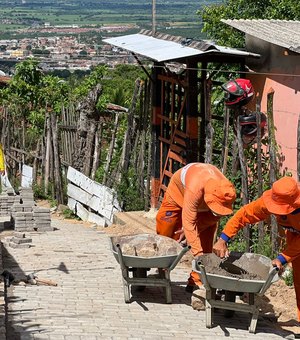 Prefeitura de Palmeira dos Índios avança com pavimentação no Alto do Cruzeiro