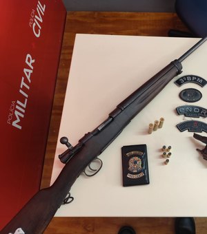 Dupla é presa com com rifle e revólver dentro do carro no município de Craíbas