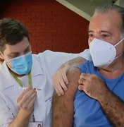 Tony Ramos chora de emoção após ser vacinado contra a Covid