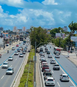 Motoristas por aplicativo poderão utilizar faixa exclusiva de ônibus em Maceió; entenda