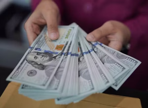 Ibovespa fecha aos 141 mil pontos pela 1ª vez na história; dólar sobe