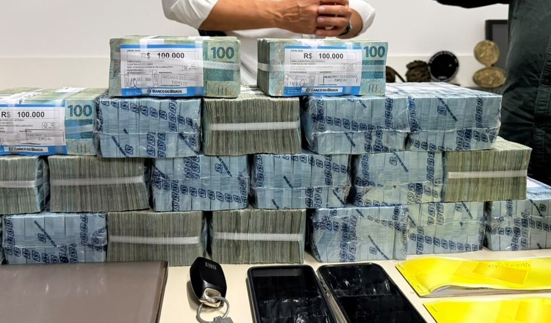 Dois homens são conduzidos a delegacia com cerca de R$ 2 milhões em Maceió