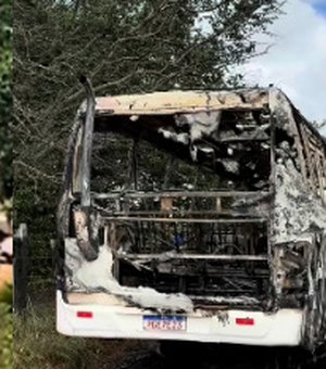 Ônibus escolar é destruído por incêndio após pane elétrica em Craíbas