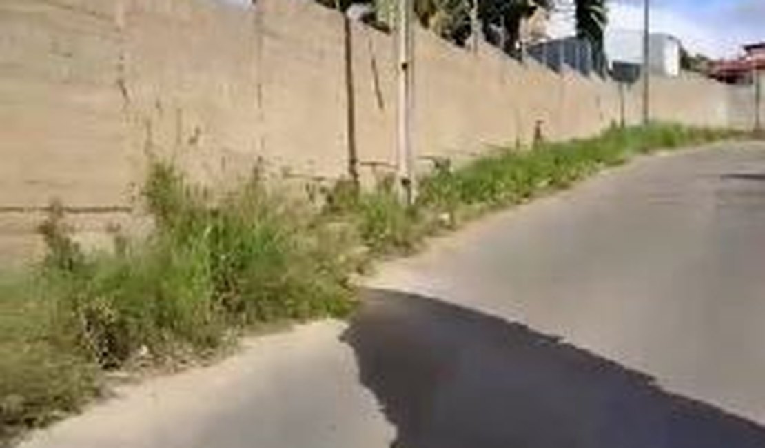 Moradores denunciam despejo de resíduos por condomínio de luxo, em Arapiraca