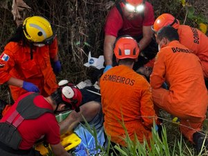 Motociclista cai em ribanceira e despenca de altura de oito metros, em Capela