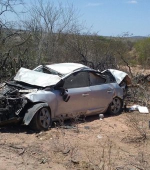 Casal sofre acidente e veículo capota na AL-220, no Sertão de Alagoas