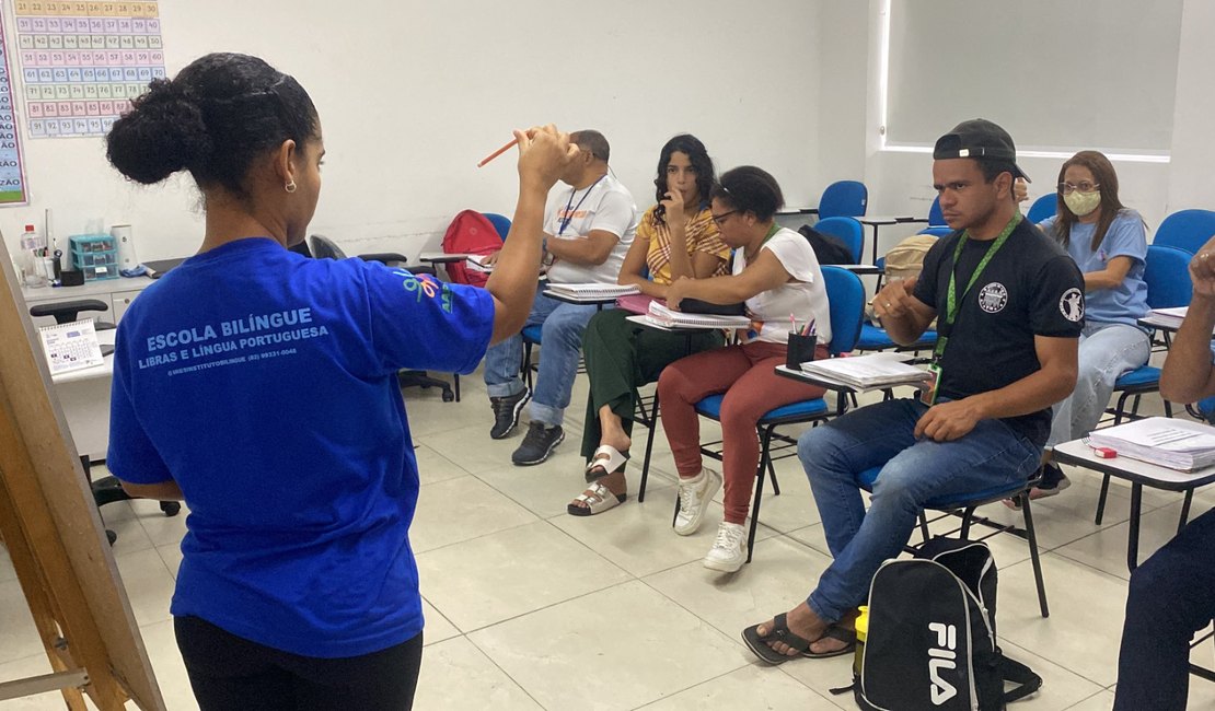 [Vídeo] Primeira escola bilíngue para surdos do Norte e Nordeste fortalece a Libras em AL
