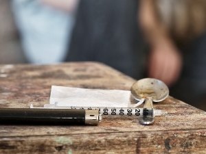 Mulher vai a delegacia exigir que policiais devolvam droga e acaba presa