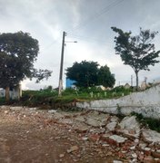 Muro de cemitério desaba após fortes chuvas em Maceió