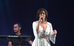 A cantora arapiraquense, Dona Flô, que abriu o show do Natal em Família