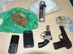 Dupla é presa em flagrante por tráfico de drogas e porte ilegal de armas