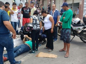 Motorista não respeita sinalização e colide contra motociclista