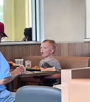 Criança vê idoso comendo sozinho e decide agir; gesto comove a web