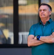 Moraes mantém Bolsonaro em prisão domiciliar e manda devolver armas
