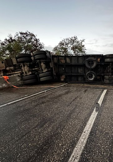 Carreta é retirada da pista e BR-101 é liberada em Porto Real do Colégio