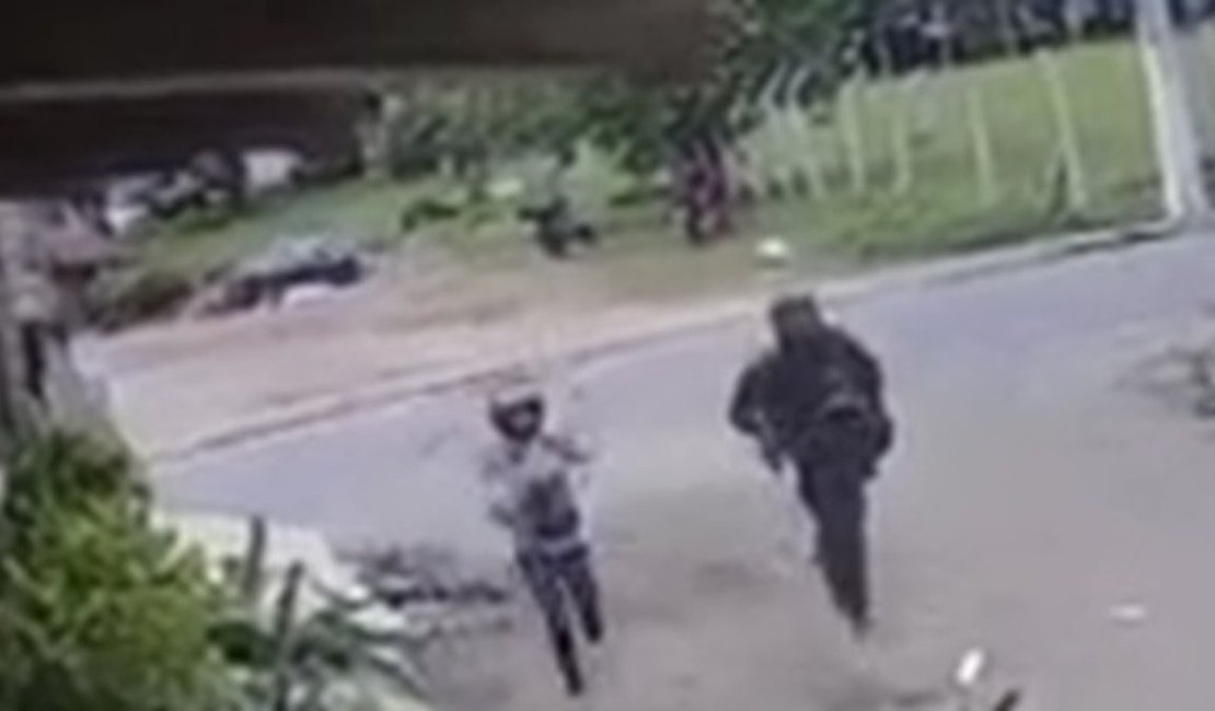 [Vídeo] Câmeras flagram chegada e fuga de casal suspeito de homicídio em barbearia de Maceió
