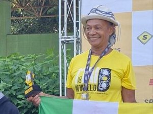 Carminha sobe ao pódio com bandeira de Arapiraca na Corrida Maio Amarelo em SP