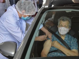 Mortes de idosos acima de 90 anos por Covid caem 70% na cidade de SP