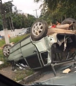 Veículo capota na Avenida Leste/Oeste