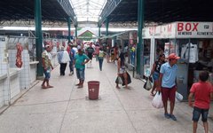 Mercado público se tornou opção para quem fazia compras na feira livre, suspensa pela prefeitura