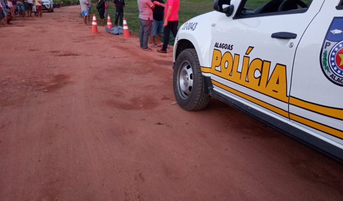 [Vídeo] Motorista morre após perder o controle da direção, capotar e cair em córrego na zona rural de Arapiraca