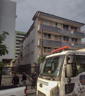 Caminhão da PM arranca fios de poste na Jatiuca