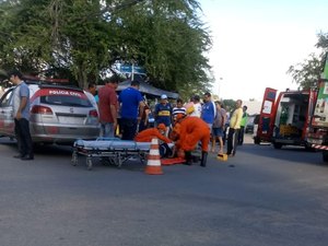 Colisão entre carro e moto deixa pessoa ferida em cruzamento de Arapiraca