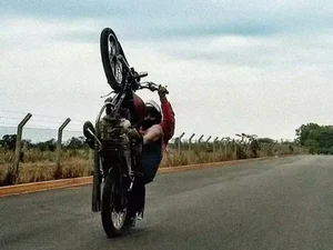 Menores são levados para a delegacia após serem flagrados pela polícia empinando moto na zona rural de Igaci