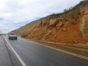Chuva provoca queda de barreira em São Luiz do Quitunde