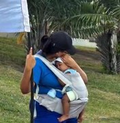 Influenciador viraliza após flagrar mãe trabalhando em campanha com bebê de 4 meses