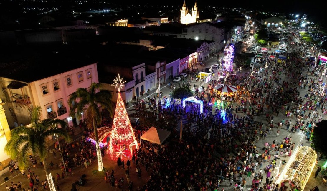 Papai Noel chega através das águas do Velho Chico para celebrar o Penedo Luz 2023