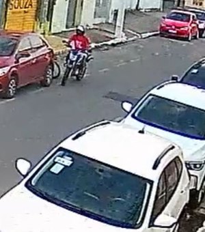 [Vídeo] Motociclista furta em segundos módulo de injeção da POP 110 no Centro de Arapiraca