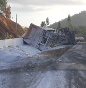 Motorista morre em tombamento de carreta na BR-101, em Alagoas