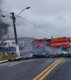 Moradores de Pilar bloqueiam BR-316 por causa da falta d’água