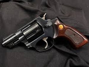 Policiais encontram arma de fogo dentro de residência após denúncia