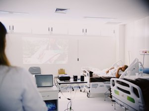 Hospital Metropolitano promove sessões de cinema para pacientes internados