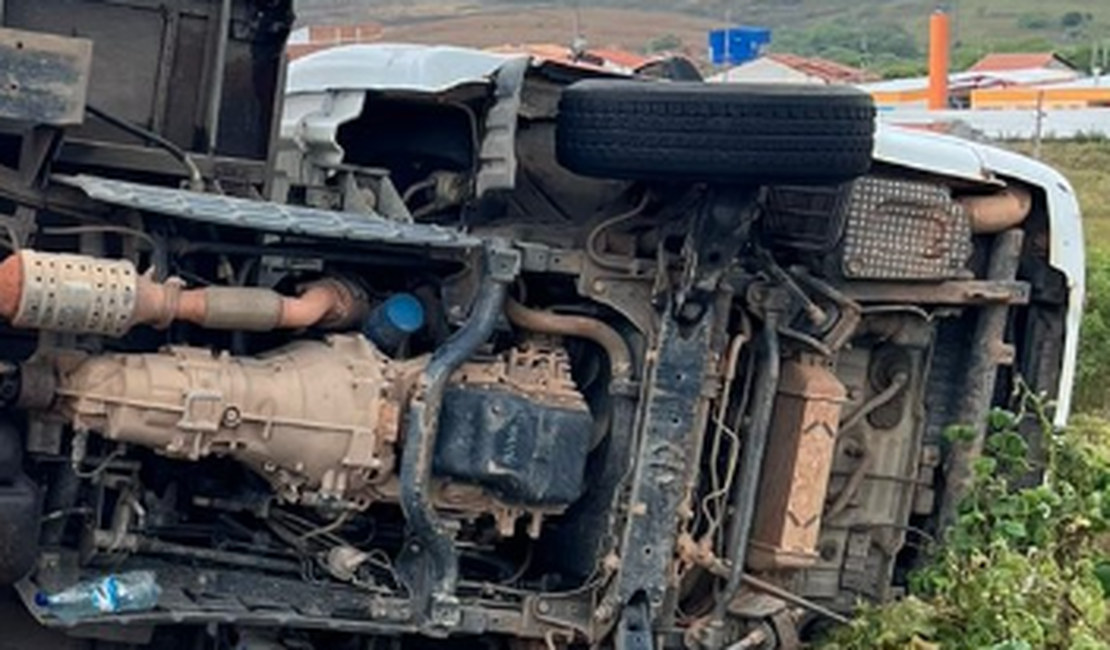 Sem CNH, 'Safadão' escapa da morte em caminhão arqueado e ilegal