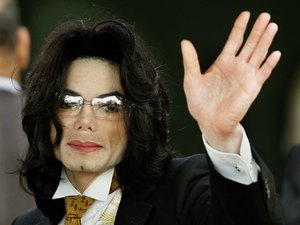 Corpo de Michael Jackson pode ser exumado após novas acusações de abuso sexual, diz site