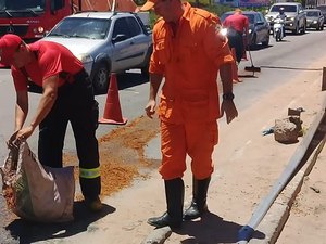 [Vídeo] Óleo derramado na rodovia provoca acidente com motociclista