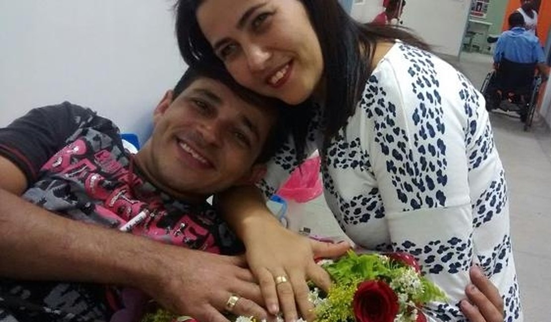 Casal celebra noivado dentro de hospital em Arapiraca