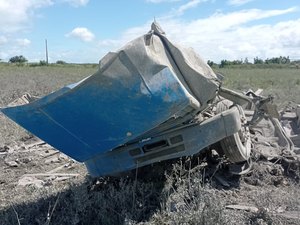 Motorista de caminhão perde o controle da direção e veículo tomba na Serra das Pias