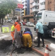 Equipes desobstruem redes de drenagem na Avenida Sandoval Arroxelas