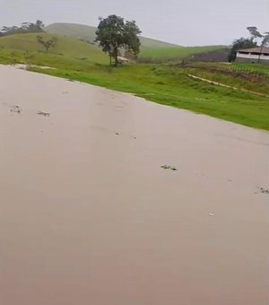[Vídeo] Nível do rio Jacuípe sobe, pode transbordar e população teme nova cheia