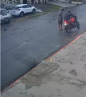 Homem tem motocicleta roubada no bairro do Farol e é forçado a ajudar ladrão
