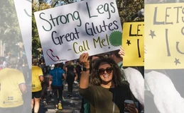 Durante maratona, mulher exibe cartaz com telefone em busca de um amor
