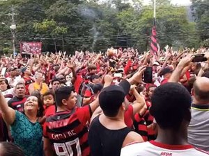 Multidão faz festa em frente ao CT do Flamengo antes de embarque
