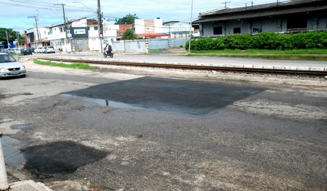 Prefeitura faz operação tapa buraco em onze bairros de Maceió