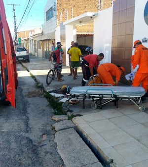 Colisão entre carro e moto deixa vítima ferida no bairro do Prado