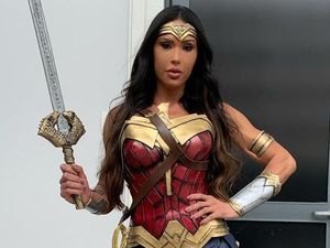 Gracyanne Barbosa responde crítica de fã após se fantasiar de heroína